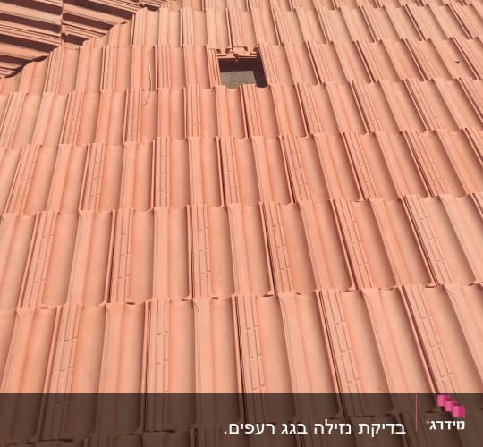 גג רעפים אדומים עם פתח ואוורור עגול